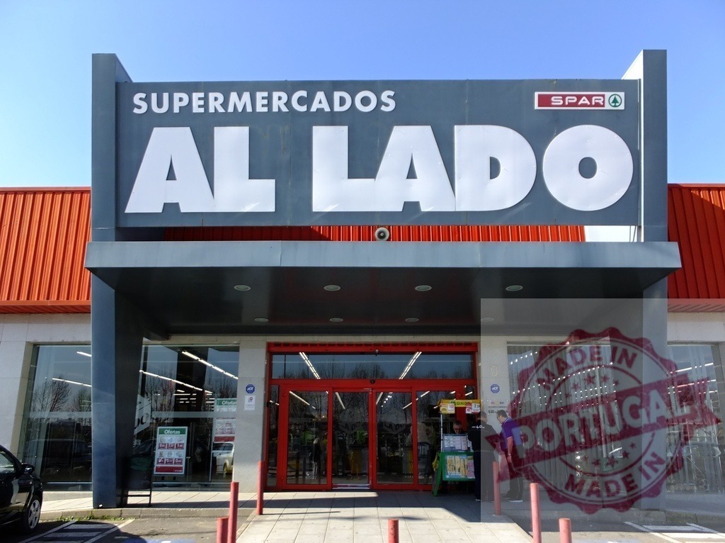 Supermercados Al Lado SPAR grocery store entrance | Supermercados Al Lado SPAR building facade and main entrance on a clear day - Realisiert mit Pictrs.com