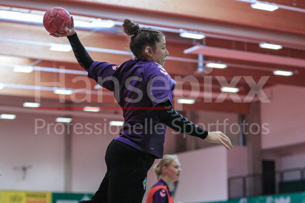 Handball, 2. Bundesliga Frauen, Training SV Werder Bremen | v.li.: Elaine Rode (SV Werder Bremen, 77) beim Wurf, am Ball, Spielszene, Aktion, Action