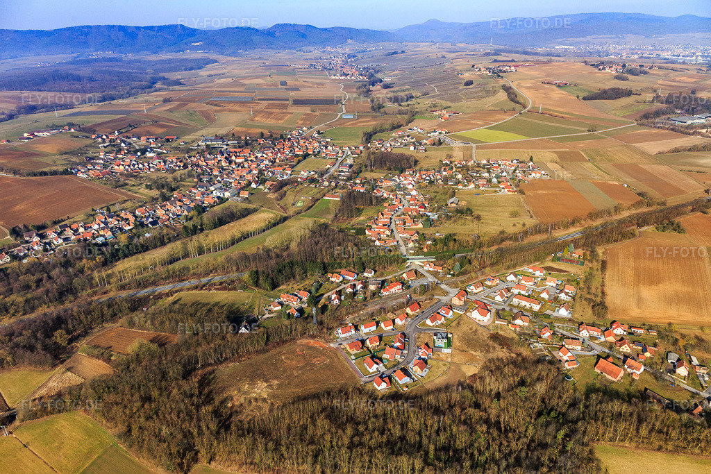 Luftbild: Ortsansicht von Südosten in Riedseltz im Bundesland Bas-Rhin in Frankreich. – Foto: IMG_096901.jpg vom 19.02.2017 durch Werner Riehm/FLY-FOTO.de – Auflösung des Originals: 5472 x 3648 px