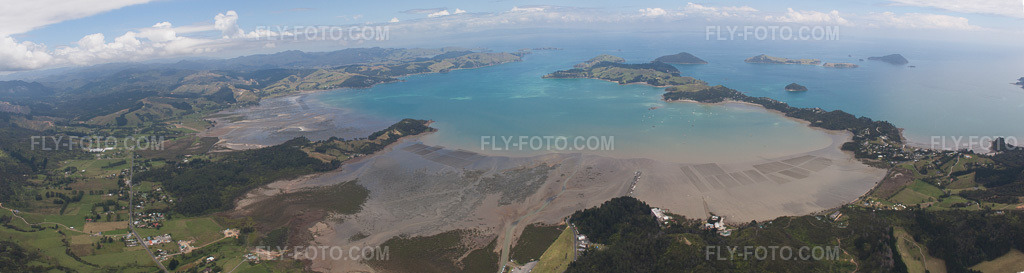 Aerial view: Panorama of the coastal landscape on the sandy beach of the South Pacific in the McGreogor Bay district in Coromandel in the state Waikato, New Zealand. – Photo: IMG_55532-Bearbeitet.jpg taken on 01/12/2013 by Werner Riehm/FLY-FOTO.com – Resolution of the original: 10730 x 2864 px