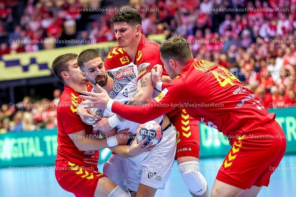 EHF18012601102 | 18.01.2026, Handball, Men's EHF EURO 2026, Portugal - Nordmazedonien, Jyske Bank Boxen in Herning, Dänemark, Preliminary Round:  Martim Mota Costa (Portugal #79)  wird von  Martin Velkovski (North Macedonia #04)  Marko Stojkovikj (North Macedonia #42)  Mihail Alarov (North Macedonia #44) festgemacht 