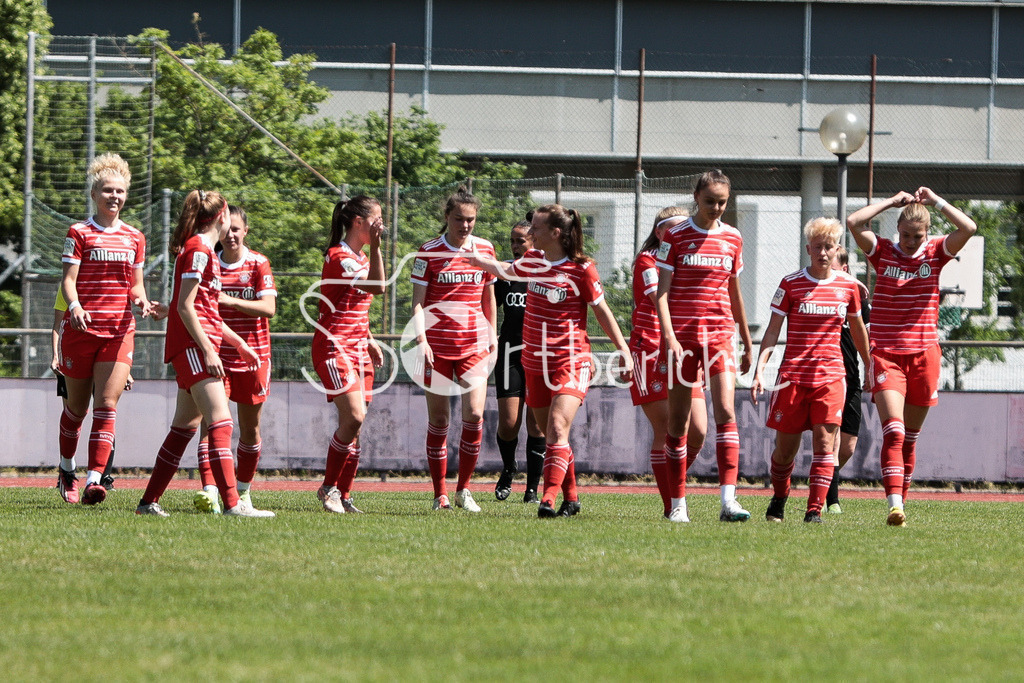 FC Ingolstadt 04 - FC Bayern Muenchen II | Die Frauen des FC BAyern jubeln nach dem Treffer zum 0-1 durch Marlene WILD (FCB #38)