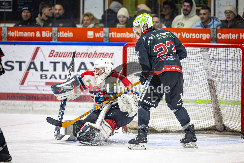 Peißenberg MINERS gegen ESC Kempten SHARKS | Eishockey Bayernliga 2025/26 Vorrunde 12. Spieltag, Peißenberg MINERS gegen ESC Kempten SHARKS, 20251121,Torchance,2025-11-21 in Peißenberg (flatbuy Arena Peißenberg), Jakob NERB (SHARKS Goalie 52), Dejan VOGL (MINERS 23)Copyright: WolfgangxLindner www.foto-lindner.de