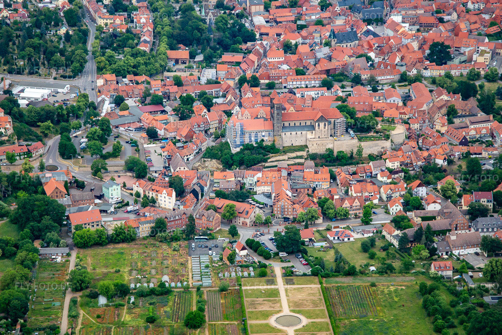 Luftbild: Stiftskirche St. Servatii in Quedlinburg im Bundesland Sachsen-Anhalt in Deutschland. Foto: IMG_136459.jpg vom 16.06.2023 durch Werner Riehm/FLY-FOTO.deDomschatz Quedlinburg: Domschatz Quedlinburg