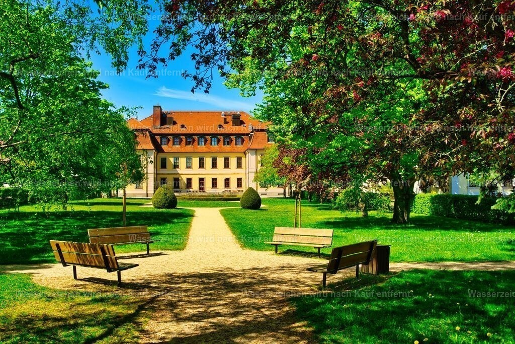 Herrnhut - im Herrschaftsgarten Blick auf das ehemalige Herrschaftshaus | Der Herrschaftsgarten mit dem Zinzendorfschloss in Herrnhut verbindet historische Architektur mit einer idyllischen Gartenanlage. Das Ensemble erinnert an die Geschichte der Herrnhuter Brüdergemeine und bietet eine stimmungsvolle historische Kulisse. Herrnhut ist eine Stadt im sächsischen Landkreis Görlitz in der Oberlausitz. Zentral zwischen den Städten Löbau und Zittau gelegen, ist sie als Gründungsort der Herrnhuter Brüdergemeine, durch die Produktion der Herrnhuter Sterne und internationale Missionsarbeit bekannt. - Realisiert mit Pictrs.com