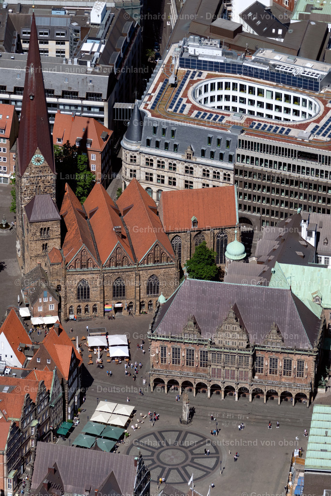 4029814 | BREMEN 01.06.2020 Kirchengebäude des St.-Petri- Dom und Rathaus am Domshof im Morgenlicht in der Altstadt von Bremen. Weiterführende Informationen bei: St. Petri Domgemeinde zu Bremen,  Stadt Bremen. // Church building of the cathedral of Bremen and city hall on the market square in the historic city centre of Bremen in Germany. Further information at: St. Petri Domgemeinde zu Bremen,  Stadt Bremen. Foto: Gerhard Launer