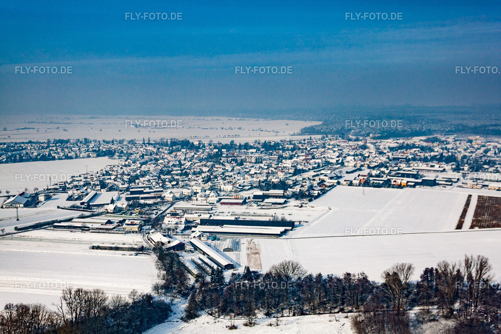 Winterlich schneebedeckte Dorf - Ansicht am Rande von landwirtschaftlichen Feldern und Nutzflächen | Luftbild: Winterlich schneebedeckte Dorf - Ansicht am Rande von landwirtschaftlichen Feldern und Nutzflächen in Rheinzabern im Bundesland Rheinland-Pfalz in Deutschland. Foto: IMG_24028.jpg vom 27.01.2010 durch Werner Riehm/FLY-FOTO.de - Realisiert mit Pictrs.com