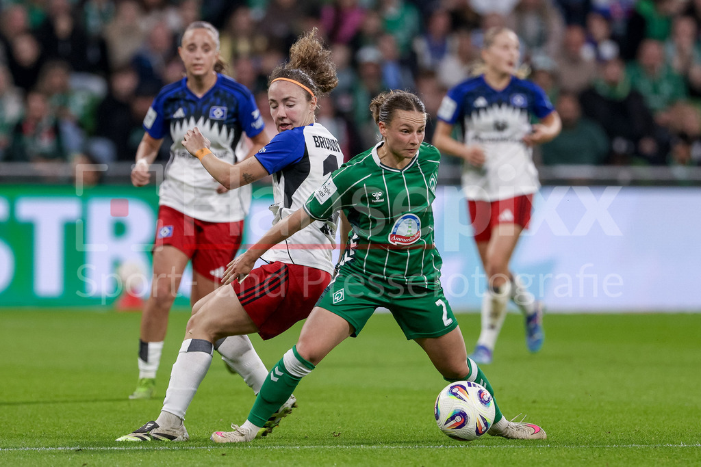 Fussball, Google Pixel Frauen-Bundesliga, SV Werder Bremen - Hamburger SV | v.li.: Melanie Brunnthaler (Hamburger SV, 11) und Chiara D Angelo (SV Werder Bremen, 2) im Zweikampf, Duell, Dynamik, Aktion, Action, Spielszene, DIE DFB-RICHTLINIEN UNTERSAGEN JEGLICHE NUTZUNG VON FOTOS ALS SEQUENZBILDER UND/ODER VIDEOÄHNLICHE FOTOSTRECKEN. DFB REGULATIONS PROHIBIT ANY USE OF PHOTOGRAPHS AS IMAGE SEQUENCES AND/OR QUASI-VIDEO.