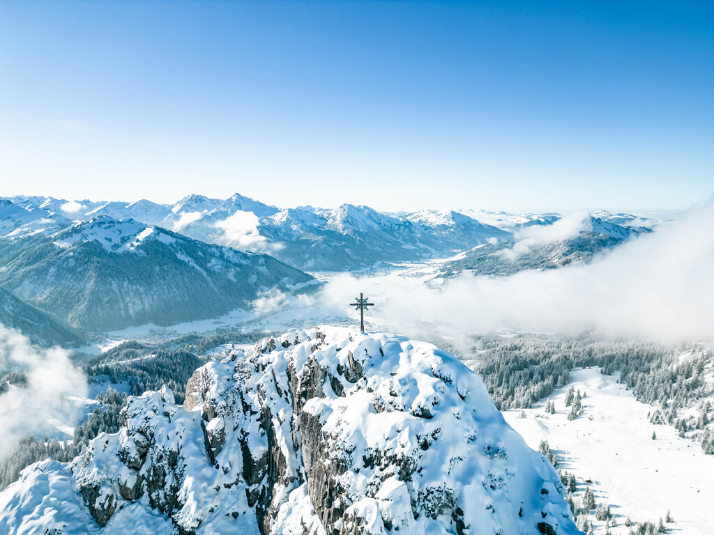 12 Fotografie_Leo_Schindzielorz_AT_Winter_Tirol_Tannheim_Allgaeu_Alpen_Fuessener_Joechle_20221217_DJI_0340_org | Atmosphärische Landschaftsbilder & Drohnenaufnahmen aus dem Allgäu, Tirol, Südtirol & der Schweiz – ideal für Leinwanddrucke & zur stilvollen Raumgestaltung. - Realisiert mit Pictrs.com