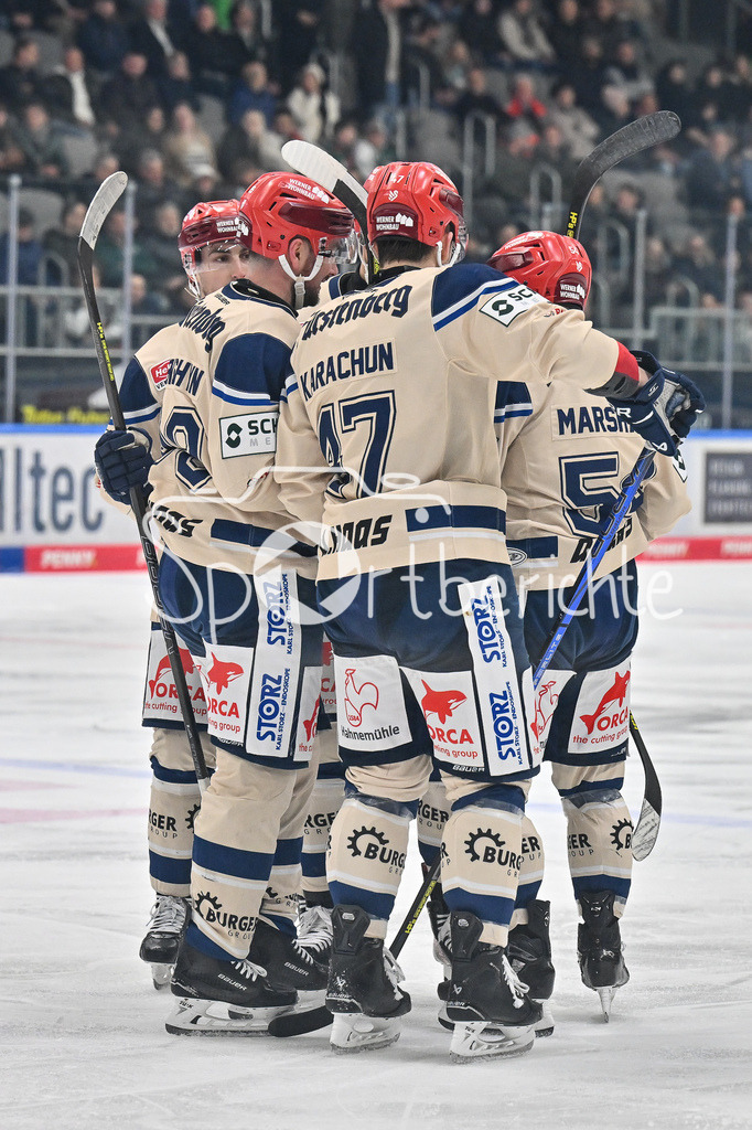 Augsburger Panther - Schwenninger Wild Wings | Jubel der Gaeste nach dem Treffer zum 0-3 durch Benjamin MARSHALL (Schwenninger Wild Wings 54) / Happy / Tor / Freude / torschuetze / DEL: Augsburger Panther - Schwenninger Wild Wings, Curt Frenzel Stadion am 24.01.2025