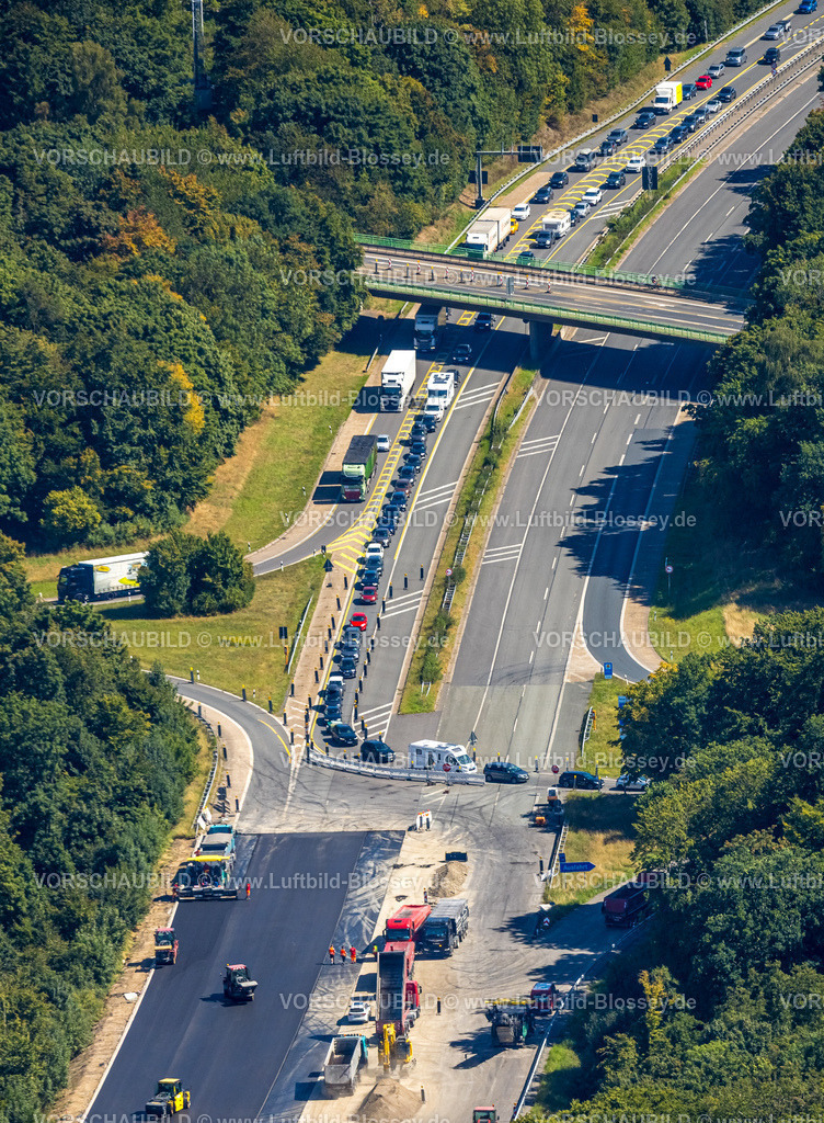 Luedenscheid250814251 | Luftbild, Baustelle und neuer Straßenbelag Autobahn A45, Abfahrt Lüdenscheid, Vollsperrung Straßenverkehr mit Stau, Brücke Brunscheider Straße, Leifringhausen, Lüdenscheid, Sauerland, Nordrhein-Westfalen, Deutschland