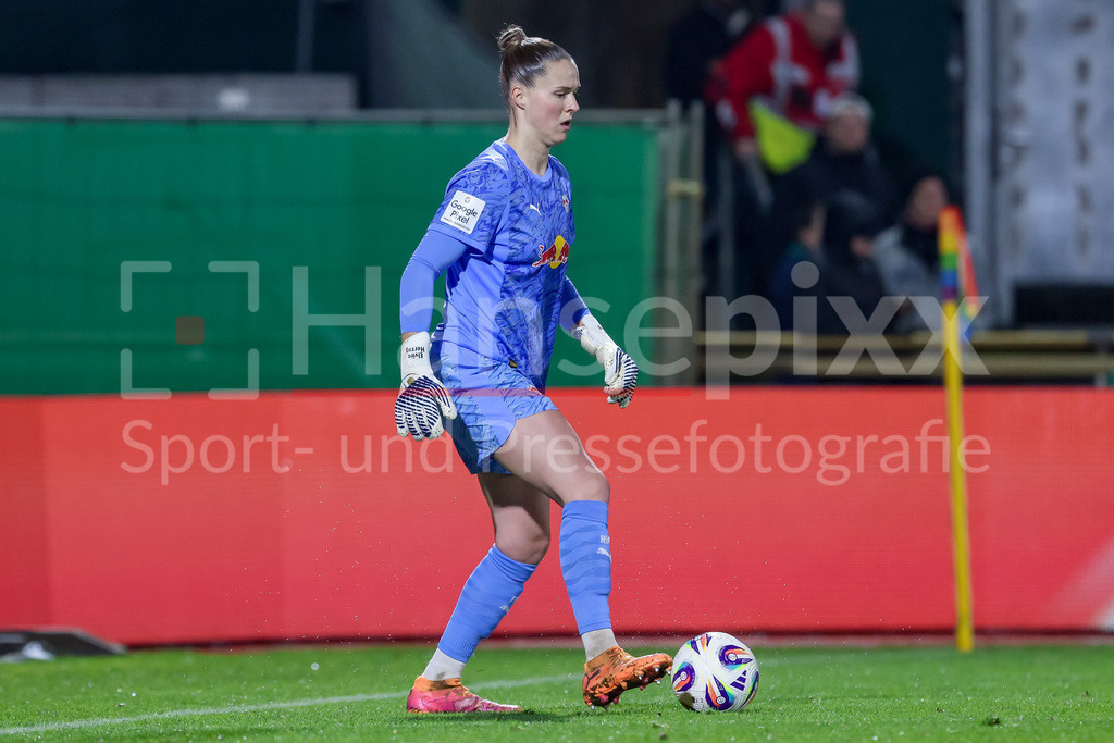 Fussball, Google Pixel Frauen-Bundesliga, SV Werder Bremen - RB Leipzig | Elvira Herzog (Torhüterin, Torwart, RB Leipzig, 1) am Ball, Freisteller, Einzelbild, Ganzkörper, Aktion, Action, Spielszene, DIE DFB-RICHTLINIEN UNTERSAGEN JEGLICHE NUTZUNG VON FOTOS ALS SEQUENZBILDER UND/ODER VIDEOÄHNLICHE FOTOSTRECKEN. DFB REGULATIONS PROHIBIT ANY USE OF PHOTOGRAPHS AS IMAGE SEQUENCES AND/OR QUASI-VIDEO.