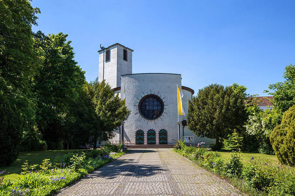Connewitz - Bonifatius-Kirche | Entdecke über 20 Kategorien Leipzig-Motive: Foto-Downloads, hochwertige Poster, Leinwand- & Fine-Art-Prints. Jetzt Lieblingsfoto im Bildlexikon Leipzig Shop bestellen!