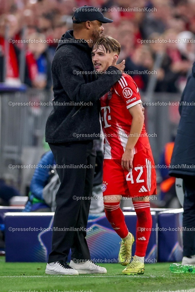 UCL22102501096 | 22.10.2025, Fußball, UEFA Champions League, FC Bayern München - Club Brügge, Allianz Arena, Saison 2025 2026: Lennart Karl&nbsp;(FC Bayern Muenchen #42) wird ausgewechselt neben Cheftrainer Vincent Kompany (FC Bayern Muenchen #hc) Regulations prohibit any use of photographs as image sequences and or quasi-video.