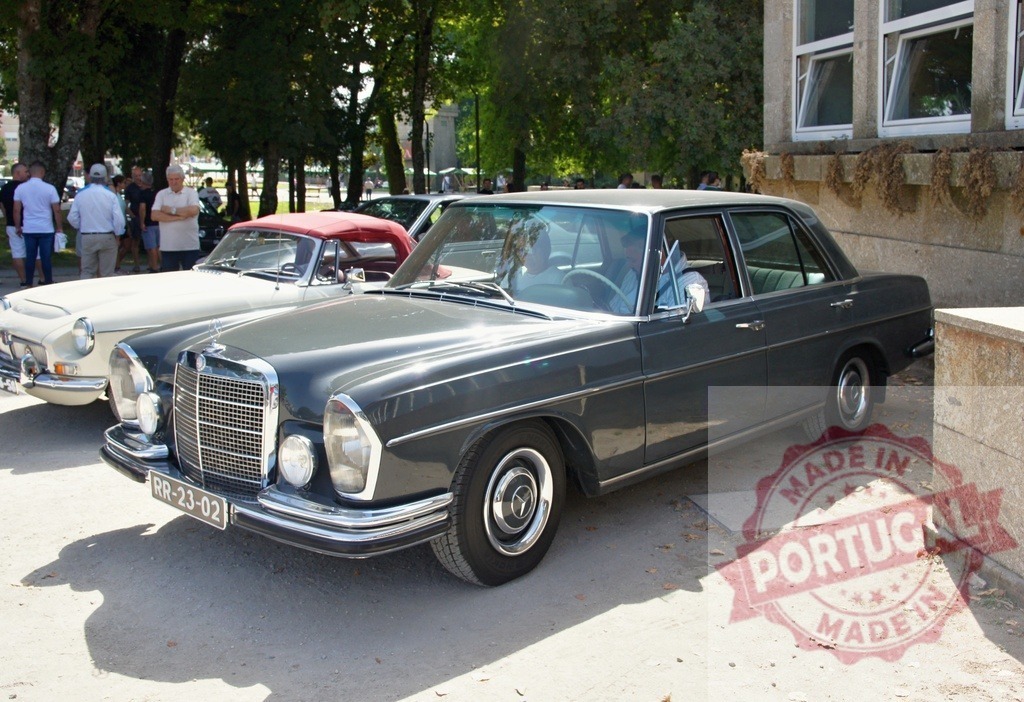 Mercedes-Benz vintage sedan displaying at classic car show | Dark grey Mercedes-Benz sedan parked outdoors, reflecting vintage automobile elegance and history - Realisiert mit Pictrs.com