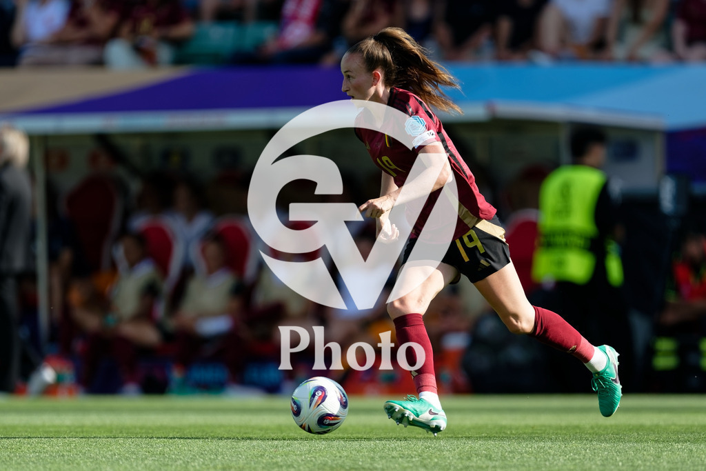 Belgium v Italy - UEFA Women's EURO 2025 Group B | SION, SWITZERLAND - JULY 3: Sari Kees of Belgium runs with the ball during the UEFA Womens EURO 2025 Group B match between Belgium and Italy at Stade de Tourbillon on July 3, 2025 in Sion, Switzerland. (Photo by Giuseppe Velletri/Sports Press Photo/Getty Images)