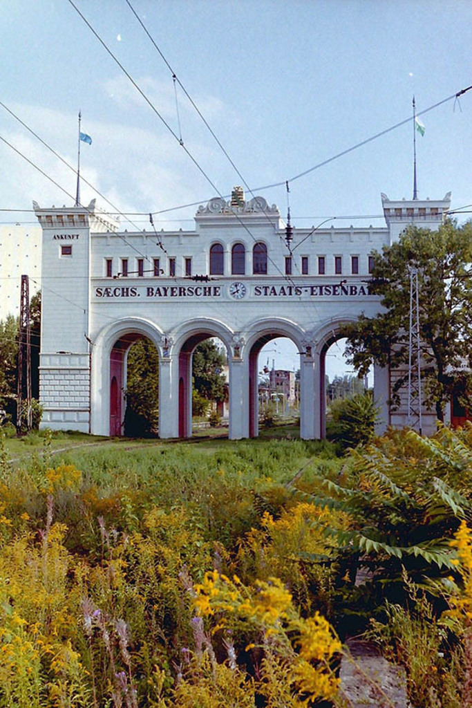 Bildlexikon Leipzig - Bayerischer Bahnhof im Jahr 2000 | Das Team hinter BILDLEXIKON LEIPZIG bündelt historische wie aktuelle Informationen über die Stadt Leipzig in Text und Bild auf einer Plattform und stellt diese der interessierten Öffentlichkeit zur Verfügung.
