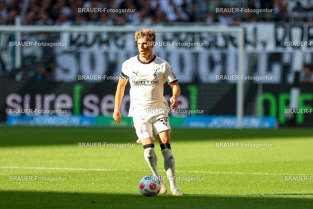 Borussia Mönchengladbach vs Hamburger SV - Bundesliga  | Mönchengladbach, Deutschland, 24.08.25:   Robin Hack (Borussia Mönchengladbach) in Aktion am Ball, Einzelaktion waehrend des Spiels der Bundesliga zwischen Borussia Mönchengladbach vs Hamburger SV im Stadion im Borussia Park(Foto von Brauer-Fotoagentur / Adrian Schlueter)