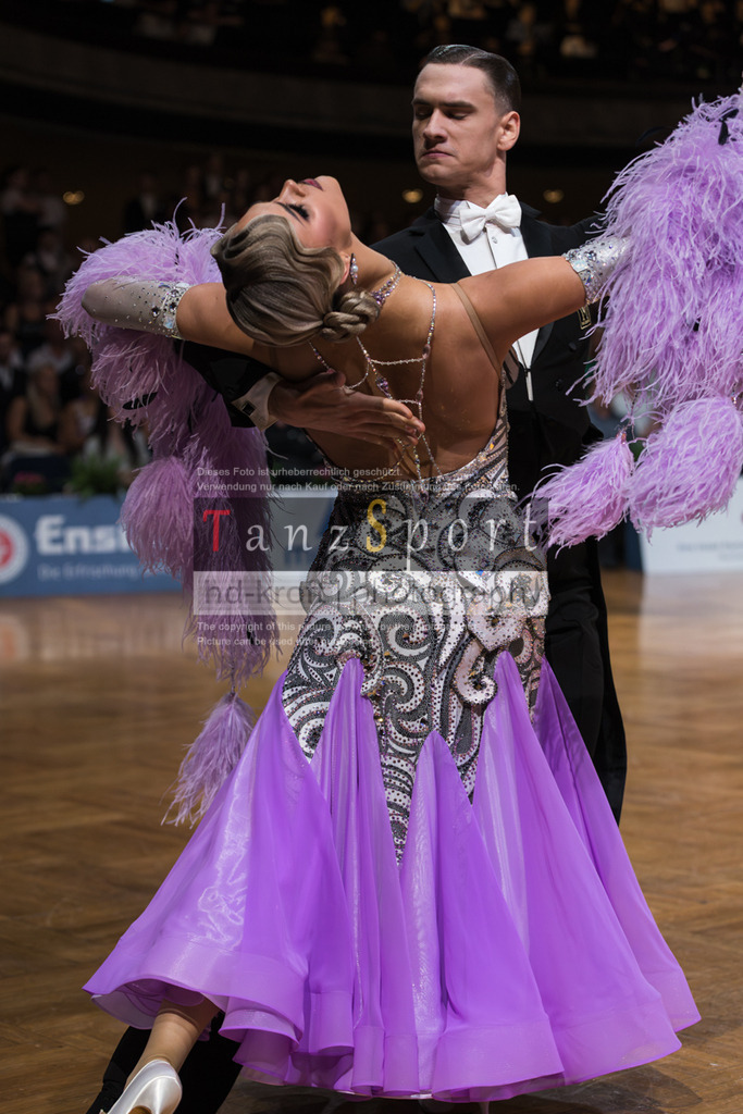 20250820_WDSF Standard Rising Stars R3-3272 | Tanzsportbilder, Standardtanz, Lateintanz, WDSF, DTV, LTVB, dancecomp, goc, hessen tanzt, blaues band der spree, walzer, tango, wiener walzer, slowfox, quickstepp, samba, rumba, cha-cha-cha, paso doble. jive, hd-kroft photography, turniertanzsport