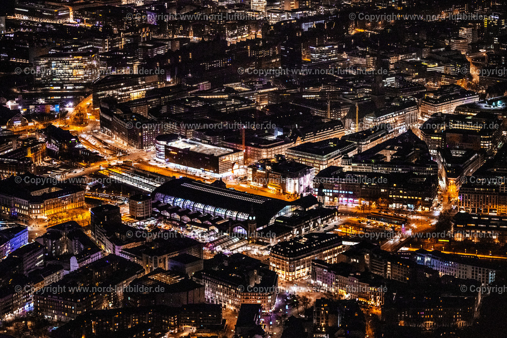 Hamburg_Hauptbahnhof_ELS_6890060325 | HAMBURG 06.03.2025 Nacht- Lichter und Beleuchtung Gleisverlauf und Gebäude des Hauptbahnhofes der Deutschen Bahn im Ortsteil Sankt Georgen in Hamburg, Deutschland. Weiterführende Informationen bei: CARLISLE Construction Materials GmbH,  DB InfraGO AG,  DB Regio AG,  DB Station & Service AG,  Deutsche Bahn AG,  HGI - HÜGIN GROUP INTERNATIONAL GMBH CO.KG,  IBN Ingenieurbüro Noack,  INGENIEURBÜRO DR. BINNEWIES Ingenieurgesellschaft mbH,  S-Bahn Hamburg GmbH. // Night lighting track progress and building of the main station of the railway in the district Sankt Georgen in Hamburg, Germany. Further information at: CARLISLE Construction Materials GmbH,  DB InfraGO AG,  DB Regio AG,  DB Station & Service AG,  Deutsche Bahn AG,  HGI - HUeGIN GROUP INTERNATIONAL GMBH CO.KG,  IBN Ingenieurbuero Noack,  INGENIEURBUeRO DR. BINNEWIES Ingenieurgesellschaft mbH,  S-Bahn Hamburg GmbH. Foto: Martin Elsen