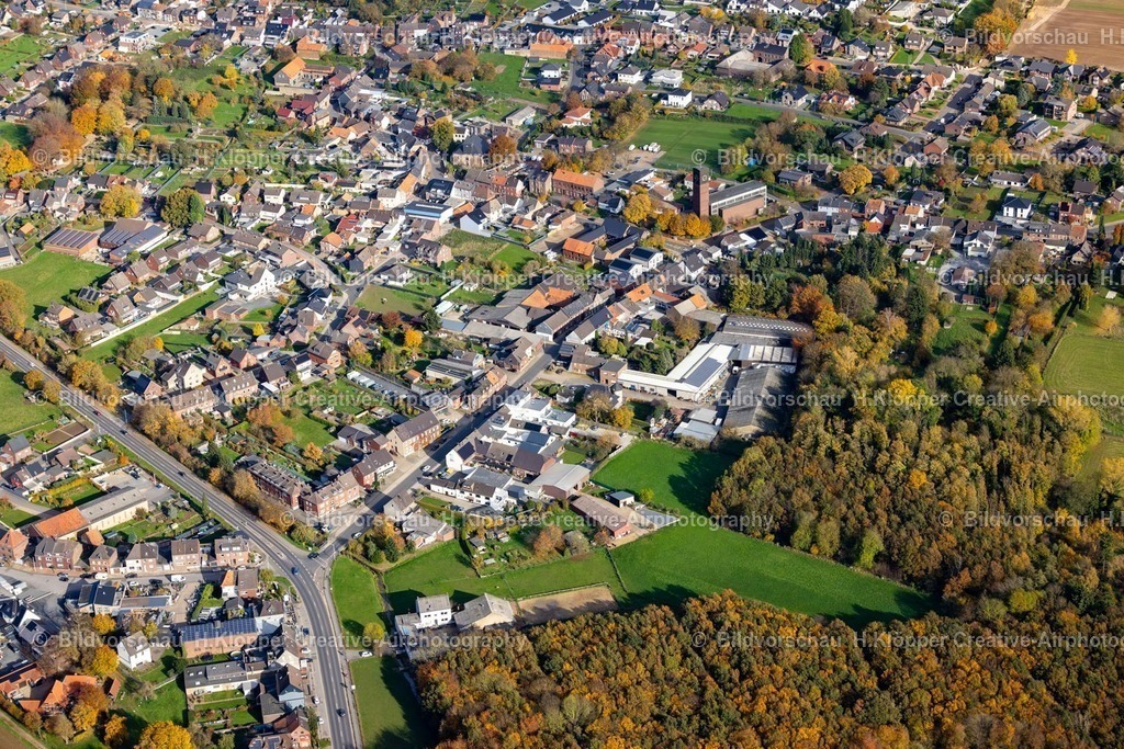 Luftbild Körrenzig-7061 | Ortsansicht der Straßen und Häuser der Wohngebiete in Körrenzig im Bundesland Nordrhein-Westfalen, Deutschland - Realisiert mit Pictrs.com