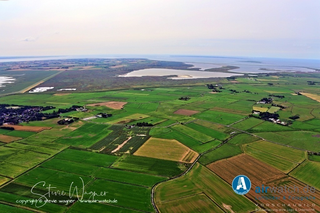 Luftbilder Hattstedtermarsch | Hattstedtermarsch ist eine Gemeinde im Kreis Nordfriesland in Schleswig-Holstein. Sie liegt nördlich von Husum im ehemaligen Urstromtal der Arlau und erstreckt sich über eine Fläche von 35,29 km². Die Gemeinde hatte am 31. Dezember 2023 270 Einwohner.