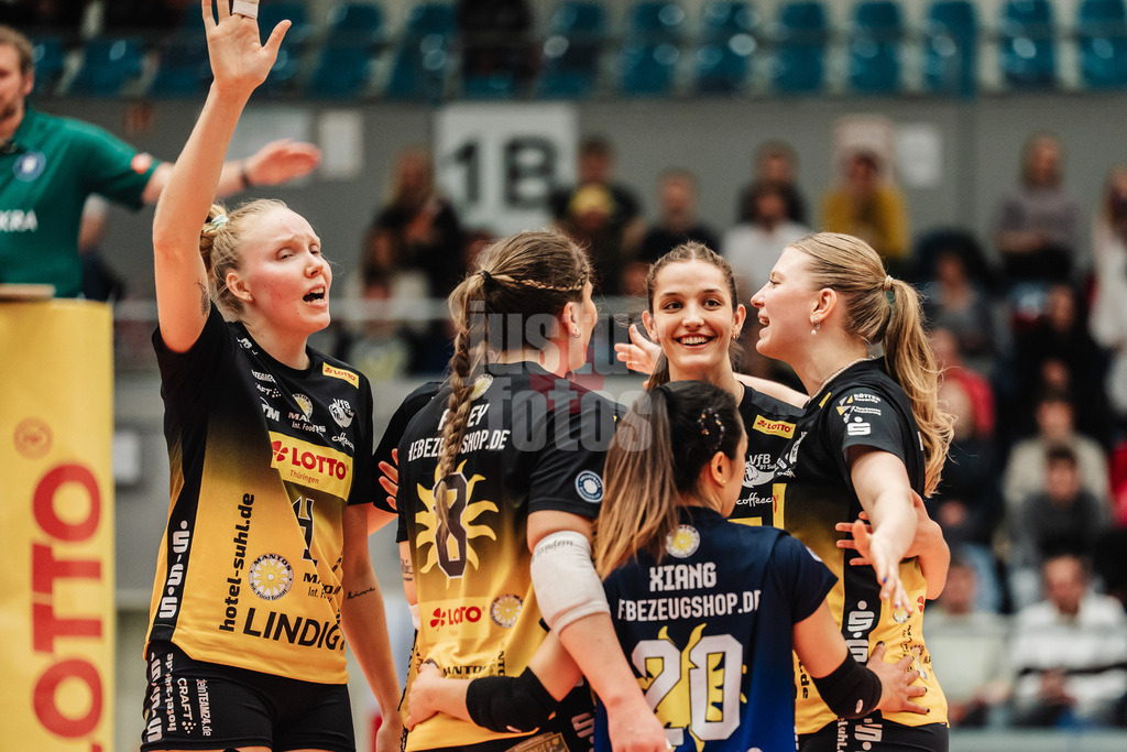 Volleyball | Frauen | Saison 2025/2026 | Volleyball Bundesliga | ETV Hamburger Volksbank Volleys vs. VfB Suhl LOTTO Thüringen | 07.03.2026 | Suhl jubelt nach dem Sieg, v.l. Roosa Laakkonen (#4, VfB Suhl LOTTO Thüringen), Mackenzie Foley (#8, VfB Suhl LOTTO Thüringen), Xiang-Chen Lai (#20, VfB Suhl LOTTO Thüringen), Irene del Carmen Ramos Mencia (#2, VfB Suhl LOTTO Thüringen) und Svea Naujack (#1, VfB Suhl LOTTO Thüringen)