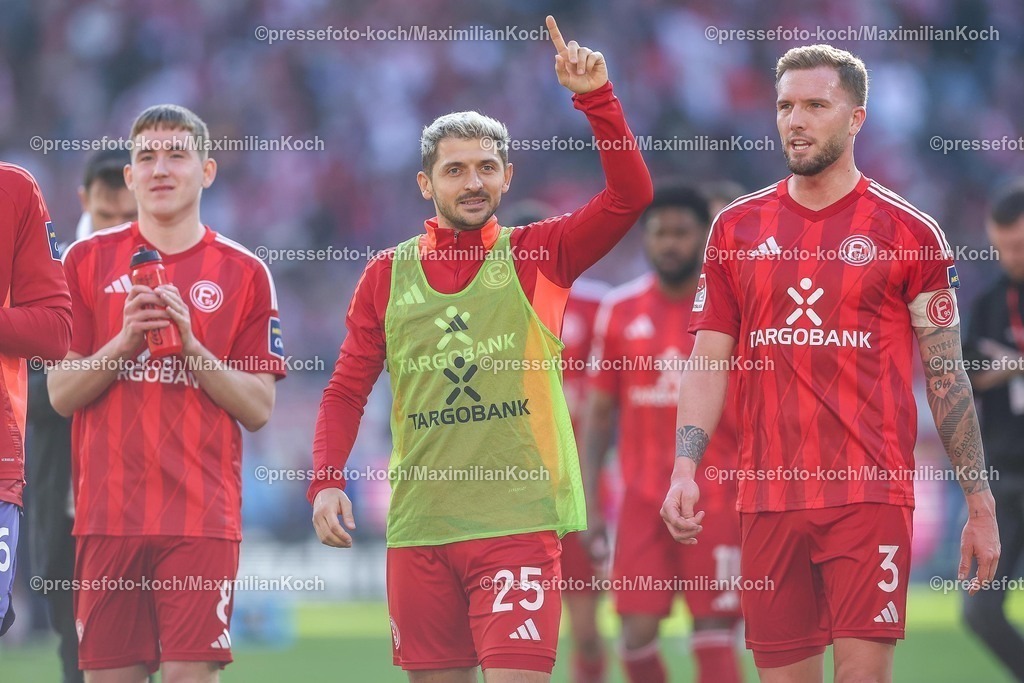 1FC23022502261 | 23.02.2025, Fußball, 1. FC Köln - Fortuna Düsseldorf, 2.. Fußball Bundesliga, 23. Spieltag, RheinEnergie-STADION, Saison 2024 2025: Abschlussjubel Fortuna nach dem 1:1 gegen Köln. Isak Johannesson (Fortuna Düsseldorf #8), Matthias Zimmermann (Fortuna Düsseldorf #25) jubelnd, Andre Hoffmann (Fortuna Düsseldorf #3)DFB regulations prohibit any use of photographs as image sequences and or quasi-video.