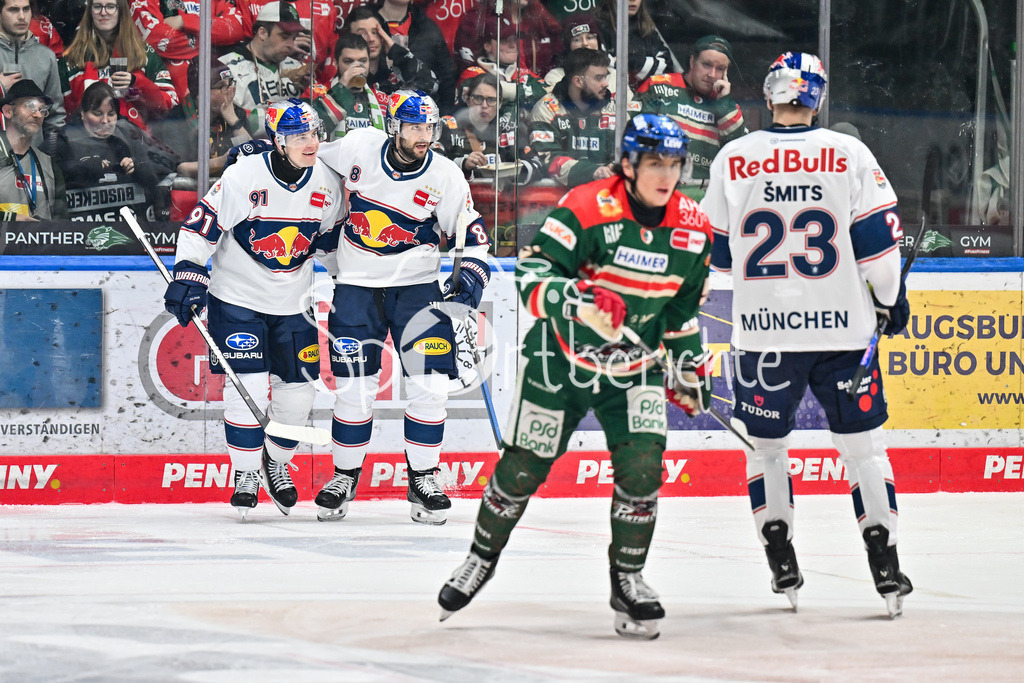 Augsburger Panther - EHC RB München | AUGSBURG, DEUTSCHLAND - 27. FEBRUAR: Jubel der Gäste nach dem Treffer zum 0-2 durch Jeremy McKENNA (RB München 91) / Tor / Torschuetze / Freude / Happy während dem Match zwischen den Augsburger Panthern und dem EHC RB München am 46. Spieltag der Penny DEL im Curt Frenzel Stadion