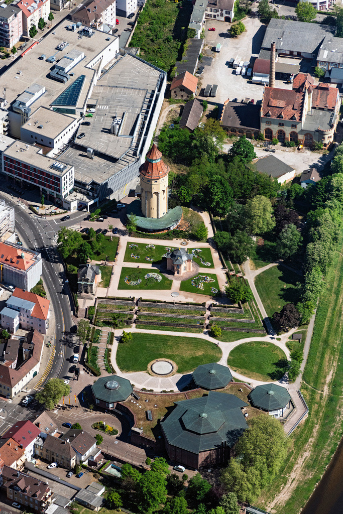 dr__0051270.jpg | RASTATT 22.04.2020 Parkanlage Kleiner Park bei Badner Halle sowie das Kultur und Veranstaltungszentrum Badner Halle in Rastatt im Bundesland Baden-Württemberg, Deutschland. // Park of Kleiner Park bei Badner Halle sowie das Kultur and Veranstaltungszentrum Badner Halle in Rastatt in the state Baden-Wuerttemberg, Germany. Foto: Daniel Reiter