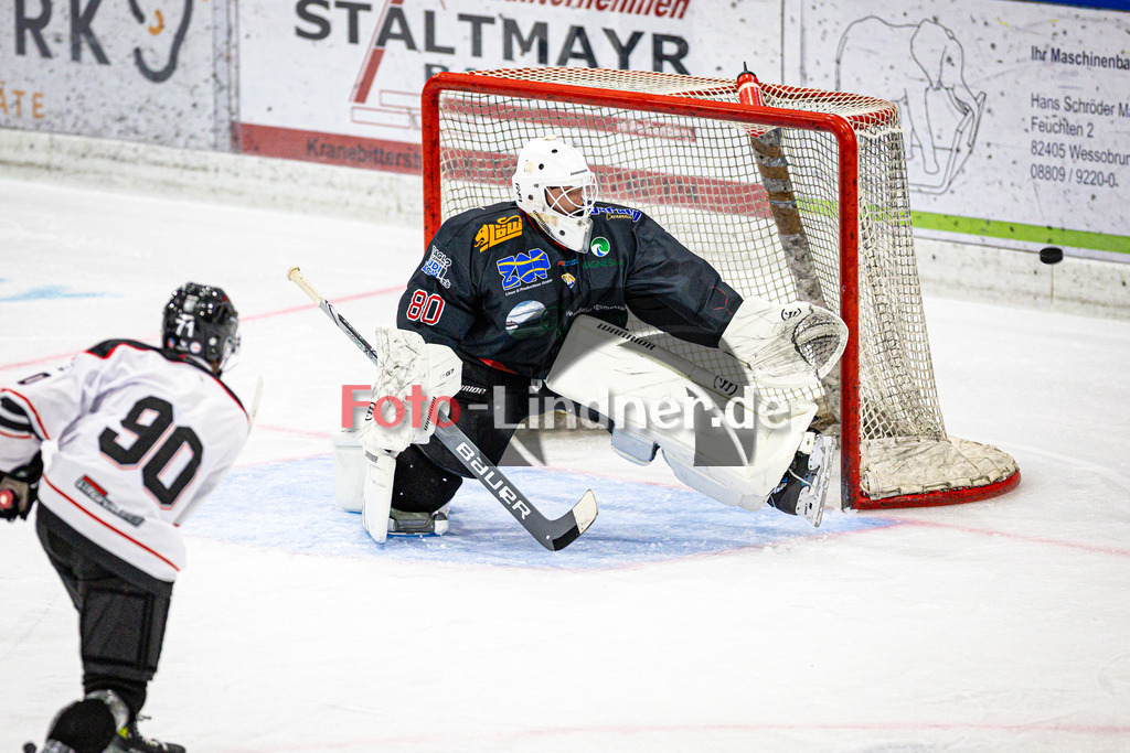 Peißenberg MINERS gegen EV Dingolfing | Eishockey Bayernliga 2025/26 Vorbereitung, Peißenberg MINERS gegen EV Dingolfing, 20250926,Torchance Niklas ZELLBECK (Dingolfing 90),2025-09-26 in Peißenberg (flatbuy Arena Peißenberg), Niklas ZELLBECK (Dingolfing 90), Xaver NAGEL (MINERS Goali 80)Copyright: WolfgangxLindner www.foto-lindner.de