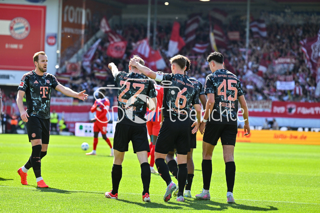 1. FC Heidenheim - FC Bayern München | Jubel der Gaeste nach dem Treffer zum 0-2 duch Konrad LAIMER (FC Bayern Muenchen 27) / Tor / Torschuetze / Freude / Happy / Bundesliga: 1. FC Heidenheim - FC Bayern Muenchen, Voith Arena am 19.04.2025
