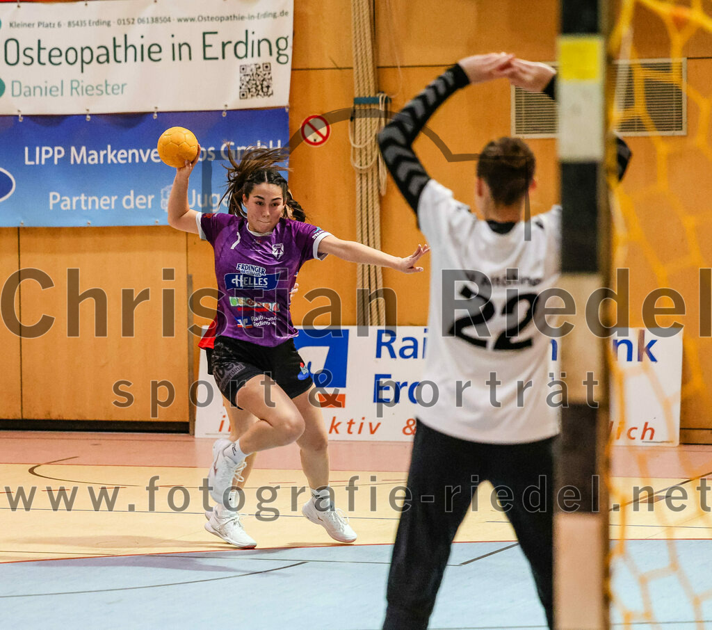 2024-01-27_026_SpVgg_Altenerding_II_gegen_TV_Altoetting_II | Erding, Deutschland, 27.01.2024:
Handball, Bezirksliga Frauen Altbayern 2023 / 2024, 10. Spieltag, SpVgg Altenerding II gegen TV Altötting II, Endergebnis: 17:29

Michelle Gruber (SpVgg Altenerding, #7), Patricia Ring (TV Altötting, #22)

Foto: Christian Riedel / fotografie-riedel.net