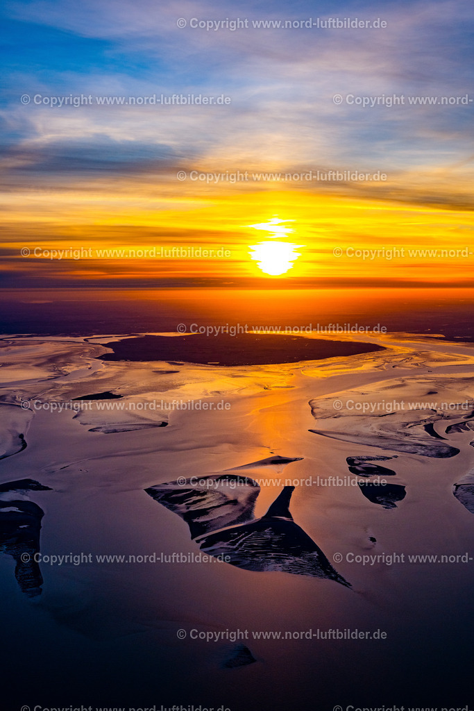 Halbinsel_Nordstrand_Sonnenaufgang_ELS_3408010523 | NORDSTRAND 01.05.2023 Halbinsel mit Landzugang im Sonnenaufgang und Uferbereich auf dem in Nordstrand Nordfriesland im Bundesland Schleswig-Holstein, Deutschland. // Peninsula with land access at sunrise and shore area in Nordstrand Nordfriesland in the state Schleswig-Holstein, Germany. Foto: Martin Elsen
