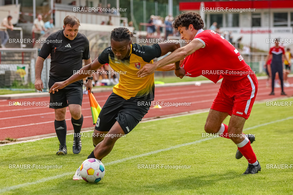 1_SVSKFC_20250726_1615.JPG -  - SV Schermbeck - KFC Uerdingen  - Testspiel | Schermbeck, Deutschland, 26.07.25: Derick Kwaku Gyamfi (KFC Uerdingen) und Ilias Bouassaria (SV Schermbeck) im Kampf um den Ball während des Testspiel Spiels zwischen SV Schermbeck - KFC Uerdingen  in der Volksbank Arena am 26. July 2025 in Schermbeck, Deutschland. (Foto von Stefan Brauer/Brauer-Fotoagentur)