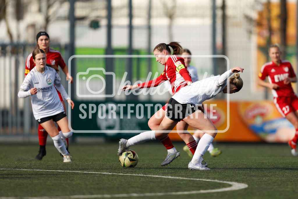 Fußball I Frauen I Saison 2025-2026 I Testspiel I FSV Gütersloh - SpVg Aurich-32 | Jule Kersten (13, SpVg Aurich) Katharina Ingrid Rädeker (9, FSV Gütersloh)  - Realisiert mit Pictrs.com
