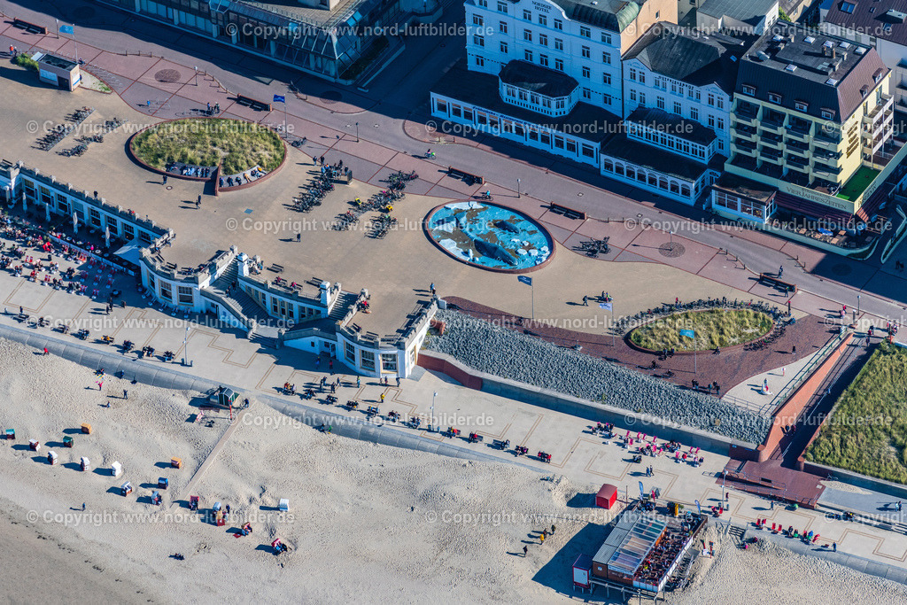 Borkum_Strandpromenade_ELS_5844091022 | BORKUM 09.10.2022 Strandkorb- Reihen am Sand- Strand Promenade im Küstenbereich der Nordsee am Rande der Wohngebiete in Borkum im Bundesland Niedersachsen. // Beach chair on the sandy beach ranks in the coastal area of the North Sea at the edge of the residential area of Borkum in the state Lower Saxony. Foto: Martin Elsen