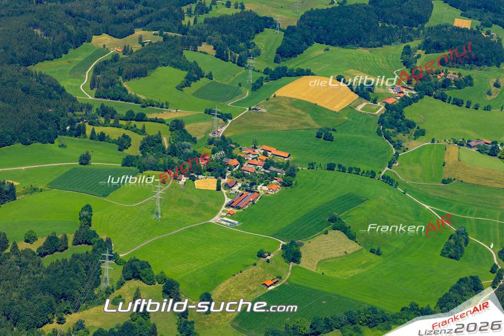 Aktuelles Luftbild von Arnried Eberfing - Die Luftaufnahme wurde 2022 mittels UL-Flugzeug erstellt ( keine Drohne ) - hochauflösende Kamera-Systeme von  Canon -Beste Qualität - Für grossformatige Ausdrucke geeignet. Die Geschenkidee !