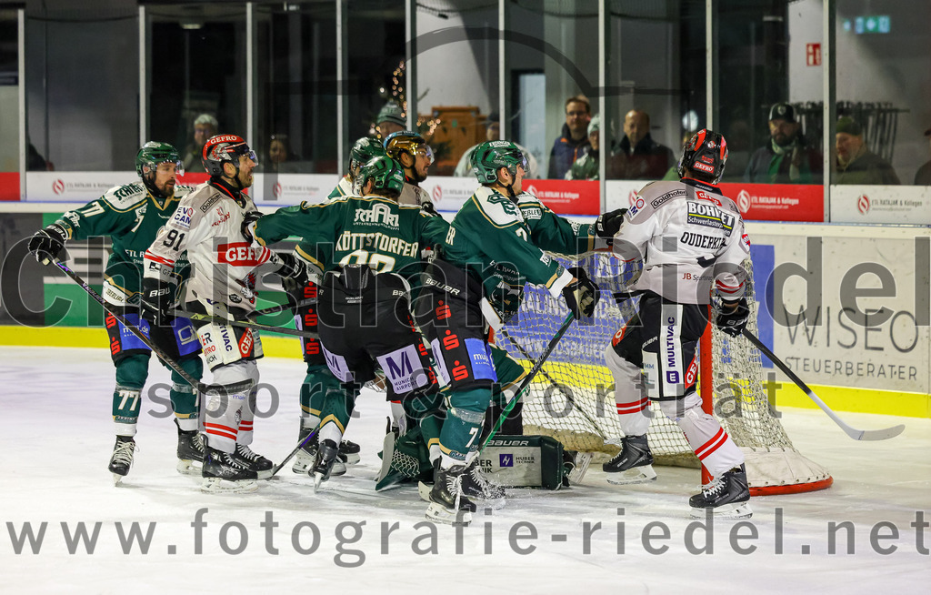 2025-12-14_054_TSV_Erding_gegen_ECDC_Memmingen_Indians | Erding, Deutschland, 14.12.2025:Eishockey, Oberliga Süd 2025 / 2026, 26. Spieltag, TSV Erding gegen ECDC Memmingen Indians, Endergebnis: 1:2Foto: Christian Riedel / fotografie-riedel.net