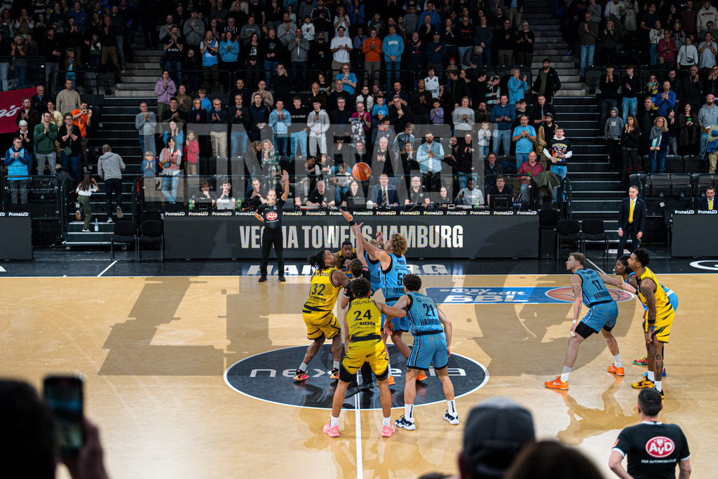 Basketball I Herren I Bundesliga I Saison 2025/2026 I 8. Spieltag I Veolia Towers Hamburg - MHP Riesen Ludwigsburg | CONTRAST ZERØ MEDIA - Realisiert mit Pictrs.com