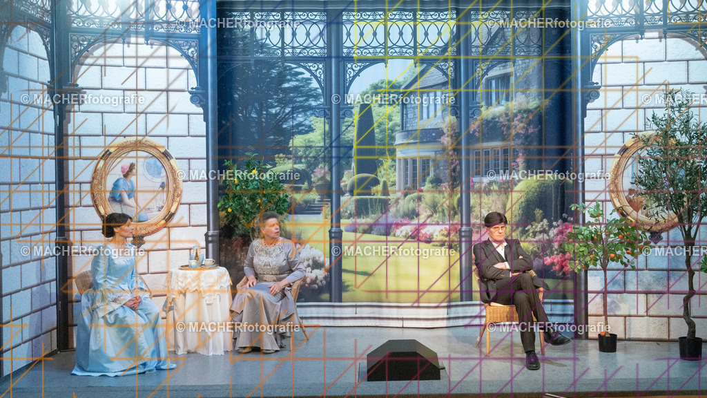 385_MFL-2025 | Portraitbilder von Regisseur; Darsteller; Techniker; Maske; Kostüme; Chor; Musiker; Bilderserie der Generalprobe und der Premierenvorstellung, Szenenbilder; Ausdrucksstudien; Bühnenüberblick; Bühnenkulissen; Pressefotos inkl. Redaktionsfoto Darstellergruppe.