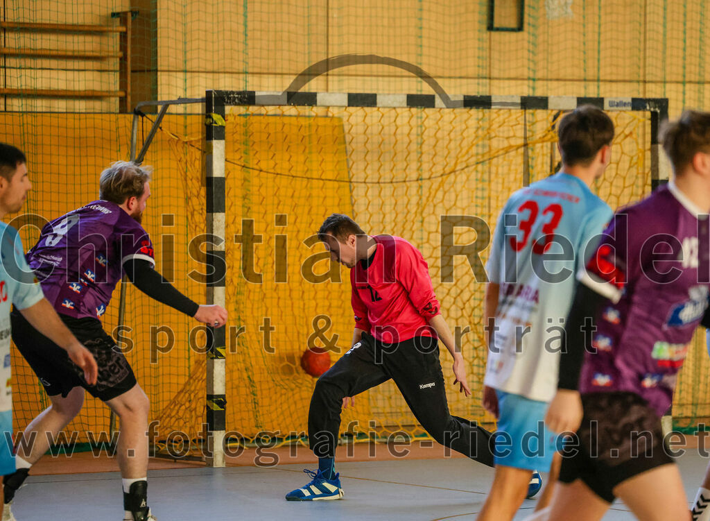 2024-01-28_061_SpVgg_Altenerding_II_gegen_HSG_Schwab-kirchen | Erding, Deutschland, 28.01.2024:
Handball, Bezirksklasse Männer Staffel Süd West 2023 / 2024, 9. Spieltag, SpVgg Altenerding gegen HSG Schwab/kirchen, Endergebnis: 30:24

Julian Kreisig (SpVgg Altenerding, #9), Julian Weidmann (HSG Schwab/kirchen, #12), Luca Gasteiger (HSG Schwab/kirchen, #33)

Foto: Christian Riedel / fotografie-riedel.net