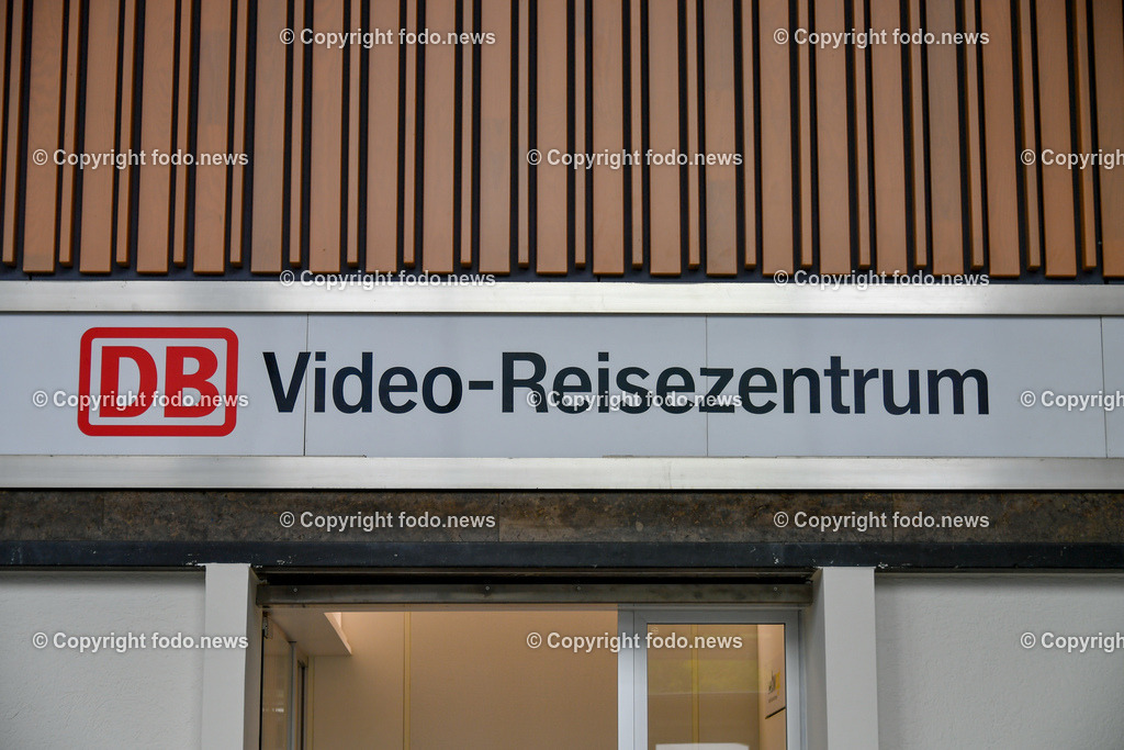 Deutschland_ Baden-Wuerttemberg_ Goeppingen_ 05.09.2025-7 | 05.09.2025, Baden-Wuerttemberg, Goeppingen, im Bild Themenbild, DB, Deutsche Bahn, Video-Reisezentrum, Bahnhof, Kundenservice, digitales Reisezentrum, Ticketberatung, Fahrkarten, moderne Technik, Informationspunkt, Reiseinformation, Eingang, Schild, Feature, Symbolbild