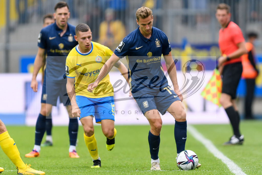 EBSTSV20210828_032 | Fussball, Herren: Enrique Pena (Eintracht Braunschweig) und Dennis Dressel (TSV 1860 Muenchen) im Zweikampf beim Spiel der 3. Liga zwischen Eintracht Braunschweig und TSV 1860 Muenchen im Eintracht-Stadion am 28.08.2021 in Braunschweig, Deutschland.DFB / DFL REGULATIONS PROHIBIT ANY USE OF PHOTOGRAPHS AS IMAGE SEQUENCES AND/OR QUASI-VIDEO. - Realisiert mit Pictrs.com