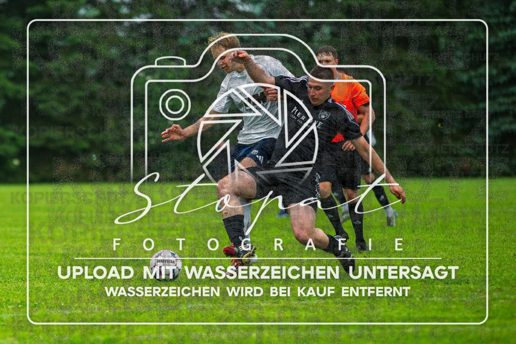 Final Kreispokal HK - Germania Walsrode vs. TSV Wietzendorf | Oskar Maxim Lenz (Germania Walsrode #21), Florian Hoppe (TSV Wietzendorf #2); Finale Kreispokal HK - Germania Walsrode vs. TSV Wietzendorf am 07.06.2026 in Sportplatz Alter Schulweg, Schülern - Realisiert mit Pictrs.com
