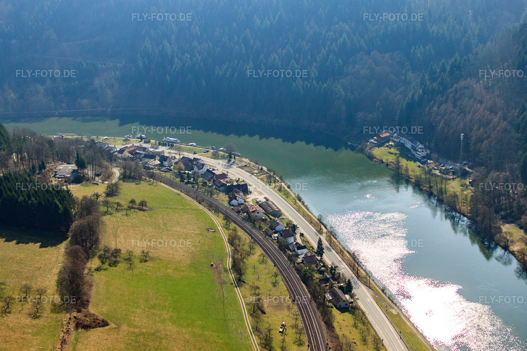 Luftbild: Verlauf der Bahn und der B37 im Neckartal im Ortsteil Lindach in Eberbach im Bundesland Baden-Württemberg in Deutschland. – Foto: IMG_38097.jpg vom 12.03.2011 durch Werner Riehm/FLY-FOTO.de – Auflösung des Originals: 4553 x 3035 px