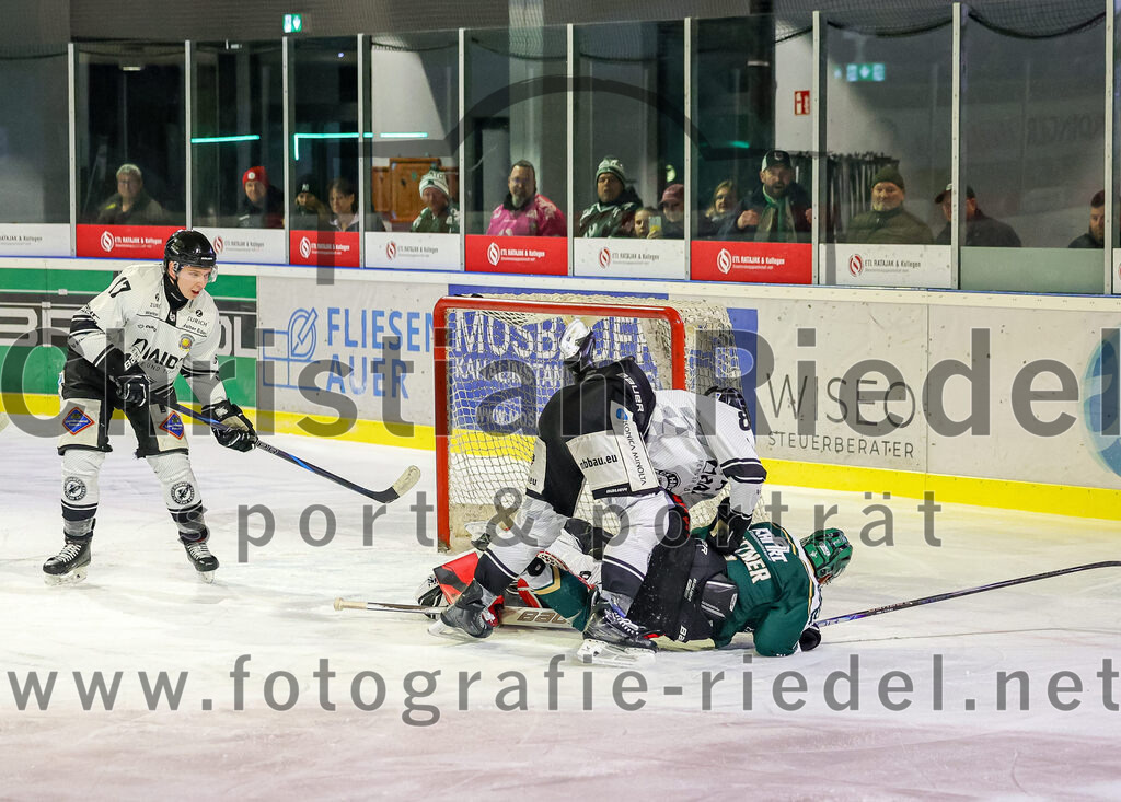 2025-11-25_128_TSV_Erding_gegen_EHF_Passau_Black_Hawks | Erding, Deutschland, 25.11.2025:Eishockey, Oberliga Süd 2025 / 2026, 20. Spieltag, TSV Erding gegen EHF Passau Black Hawks, Endergebnis: 2:3 n.V.Daniel Maul (EHF Passau Black Hawks, #17), Torwart Janik Engler (EHF Passau Black Hawks, #30), David Seidl (EHF Passau Black Hawks, #88), Louis Trattner (Erding Gladiators, #7)Foto: Christian Riedel / fotografie-riedel.net