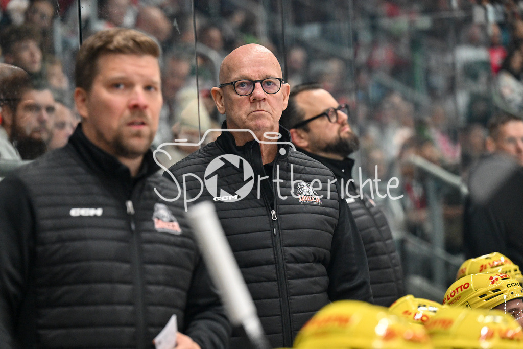 Augsburger Panther - Löwen Frankfurt | im Bild Tim ROWE Trainer Löwen Frankfurt in Aktion / DEL: Augsburger Panther - Löwen Frankfurt, Curt Frenzel Stadiom am 11.10.2024