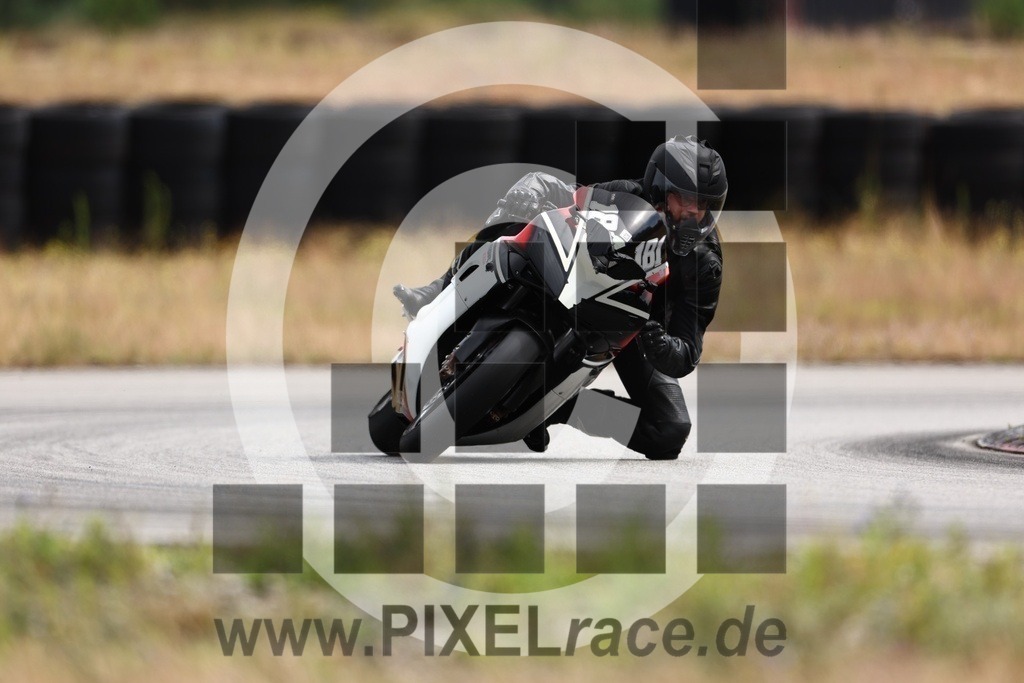 0181-20240704_00763 | Schöne Erinnerungen an spannende Momente - das festzuhalten ist unser Job. PIXELrace.de ist seit 2003 auf den Rennstrecken Europas unterwegs um die Action draußen beim Fahren und die wunderbare Stimmung imm Fahrerlager für euch einzufangen.