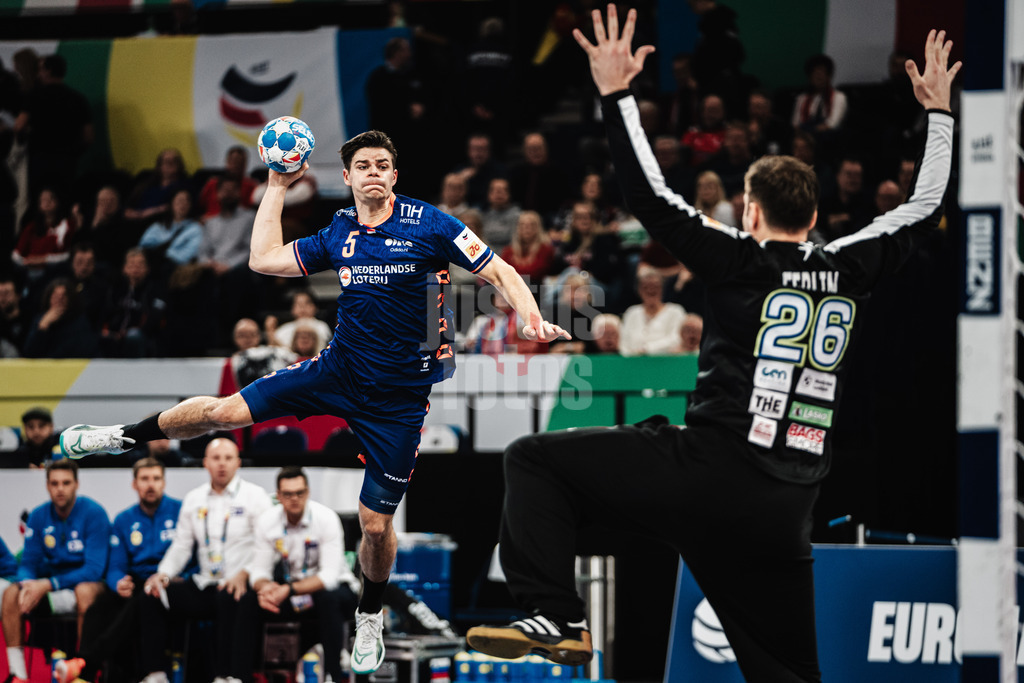 Handball | Herren | EHF EURO 2024 | European Championshop Men 2024 Final Tournament | Slowenien vs. Niederlande | 21.01.2024 | Lars Kooij (#15, Holland, NED) beim Wurf